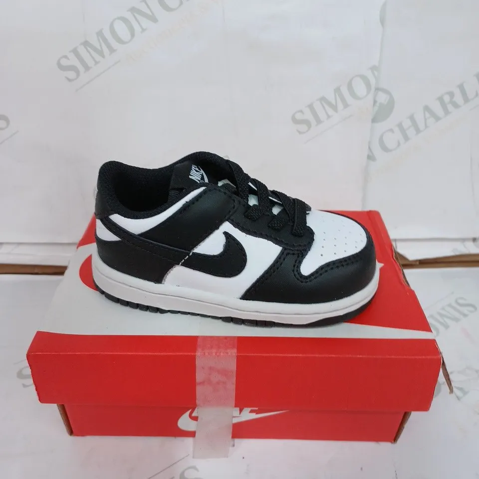 BOXED PAIR OF NIKE DUNK LOW (TDE) CHILDS SHOES - BLACK & WHITE / SIZE: CHILD 5.5 UK 