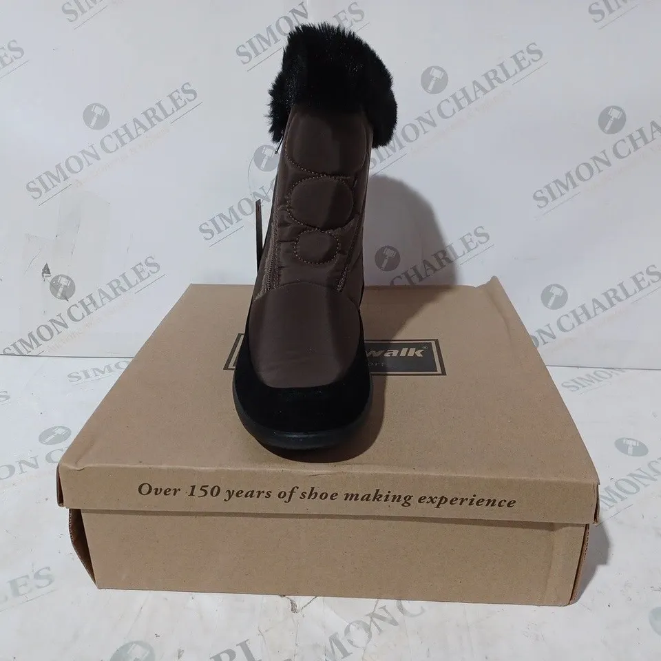 BOXED PAIR OF CUSHION-WALK FAUX FUR LINED ANKLE BOOTS IN BROWN SIZE 7