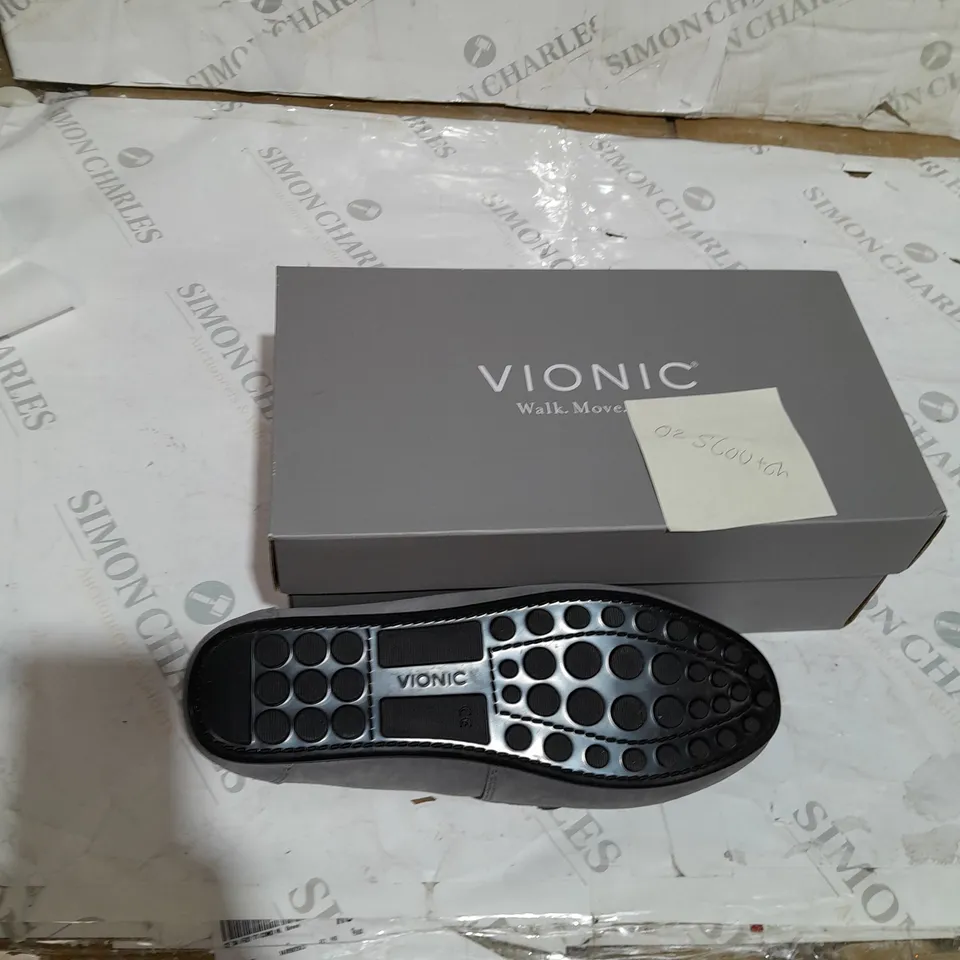 SHOE BOX CONTAINING HONOR DAYNA GREY LOAFERS - SIZE 6.5