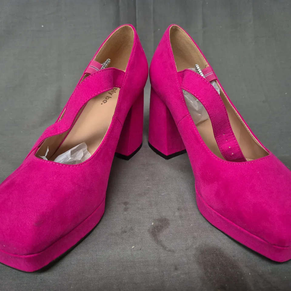 BOXED PAIR OF SIMPLY BE BLOCK HEEL SHOES IN PINK UK SIZE 7