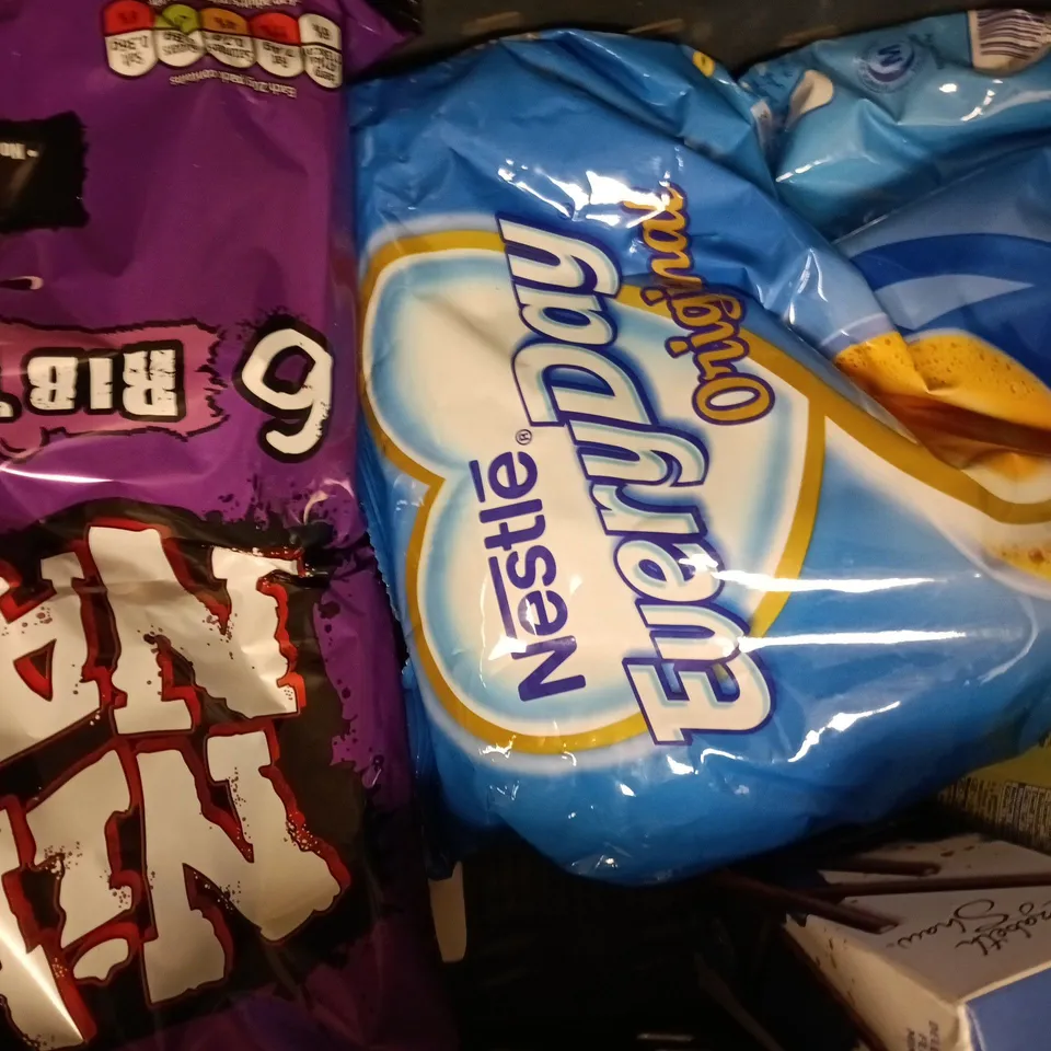 APPROXIMATELY 10 ASSORTED FOOD AND DRINK ITEMS TO INCLUDE POM-BEARS, CELTIC SEA SALT, ETC