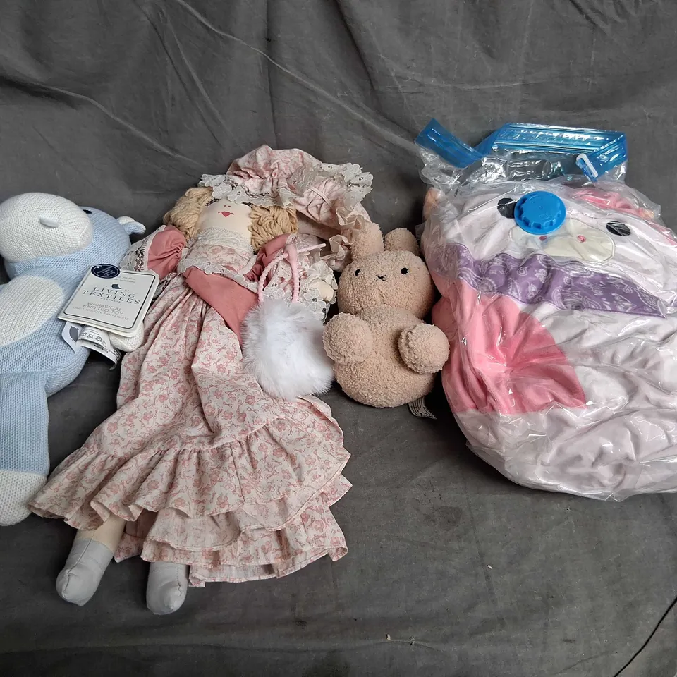 FIVE ASSORTED SOFT TOYS