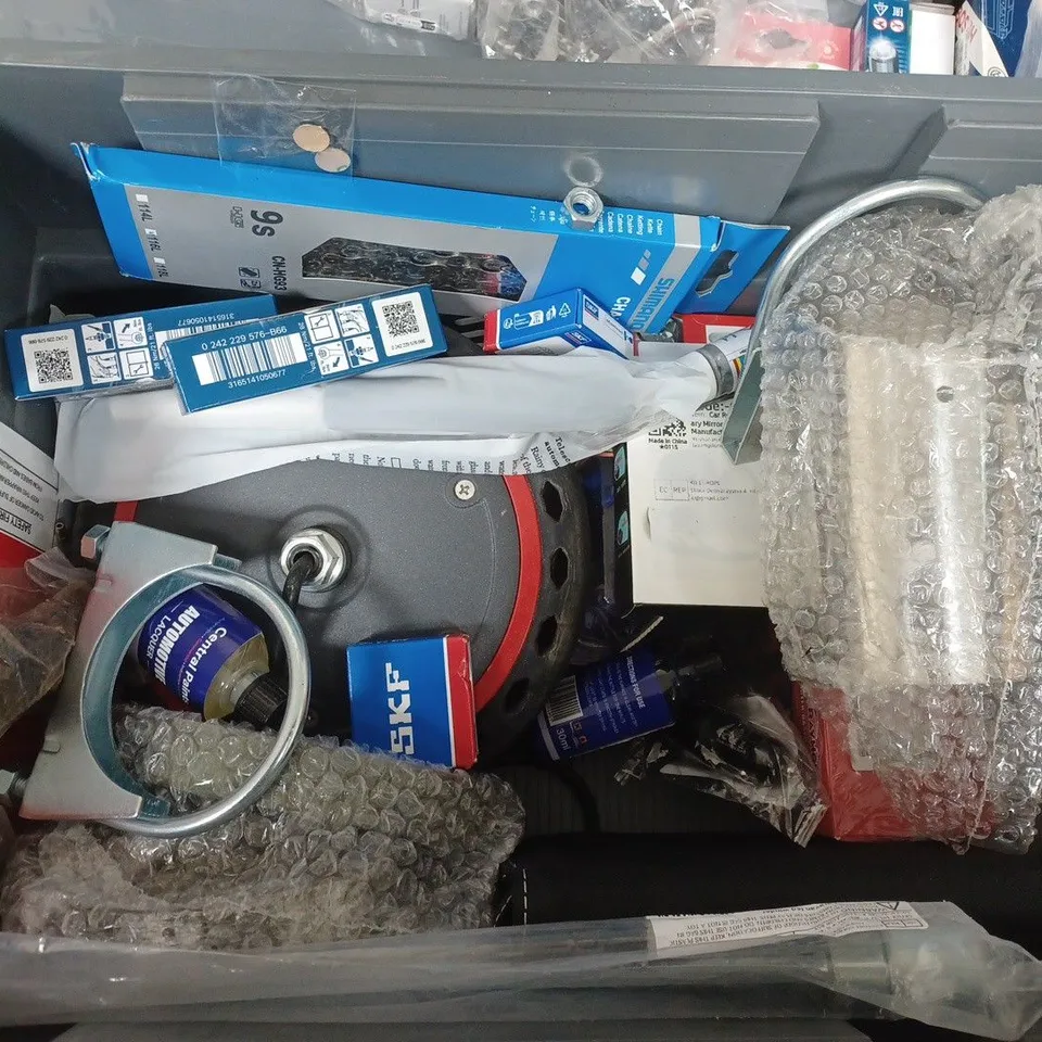 BOX OF APPROXIMATELY 10 ASSORTED CAR ITEMS TO INCLUDE AIR FRESHNERS, EXHAUST SYSTEM AND WATER BASED METALLIC PAINT