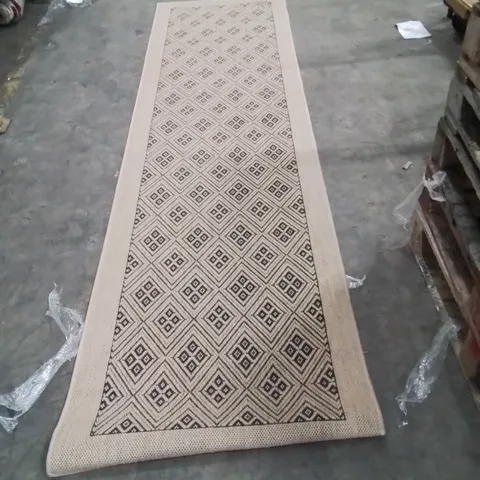 QUALITY DESIGNER AREA RUG - APPROXIMATELY 310X80CM