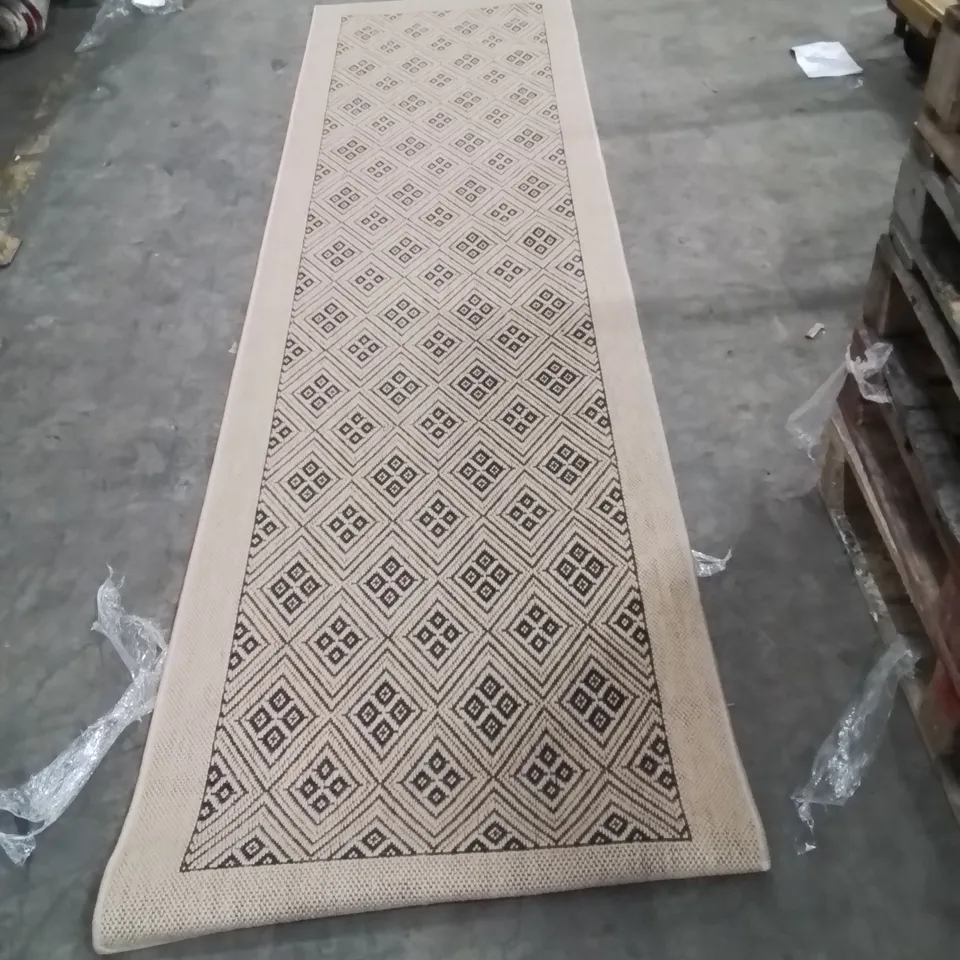 QUALITY DESIGNER AREA RUG - APPROXIMATELY 310X80CM