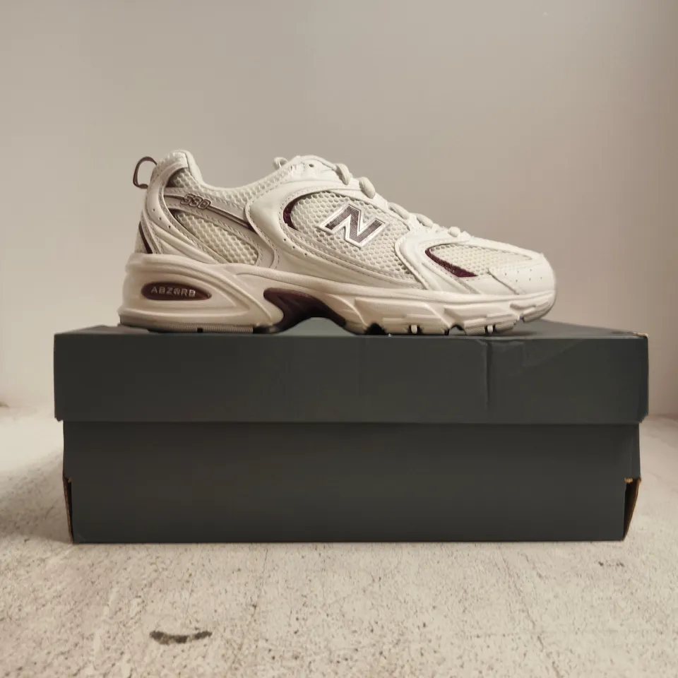 BOXED PAIR OF NEW BALANCE 530 TRAINERS IN WHITE/BURGUNDY SIZE UK 4.5