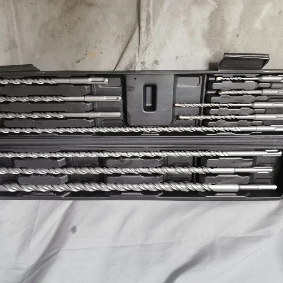 ASSORTED TWIST DRILL BIT SET IN PLASTIC CASE