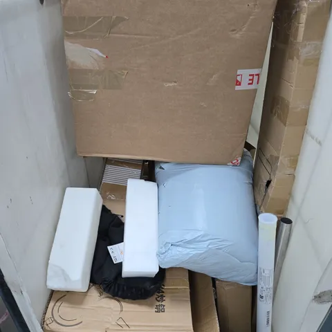 APPROXIMATELY 10 ASSORTED HOUSEHOLD PRODUCTS TO INCLUDE COOKWARE, THERMAL SHEET, SALT BLOCK ETC - COLLECTION ONLY 