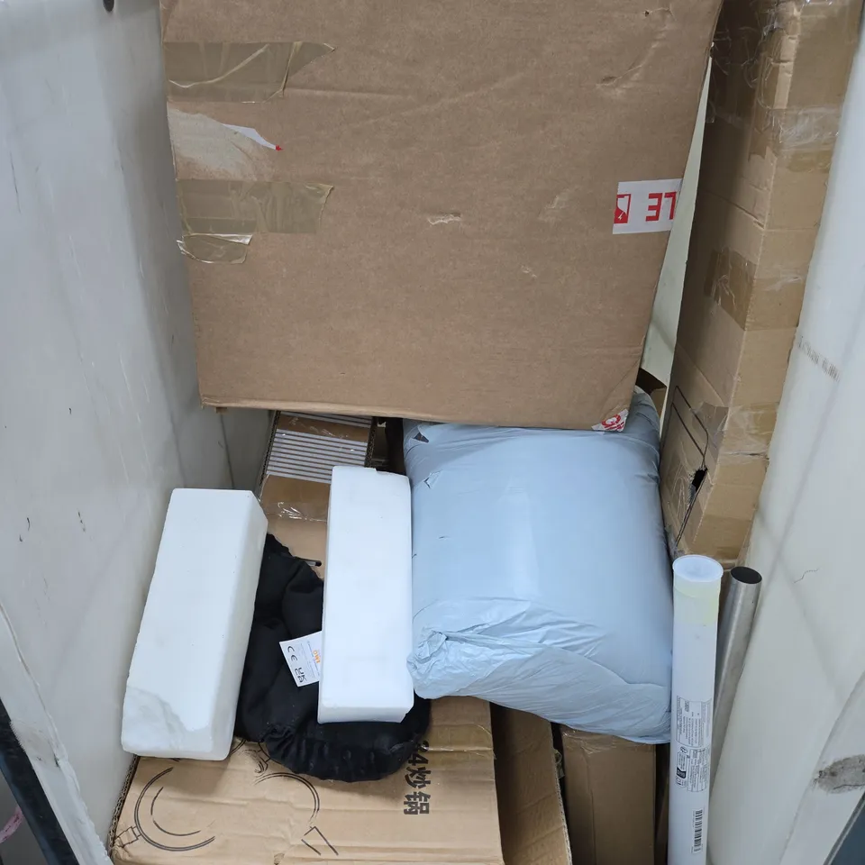 APPROXIMATELY 10 ASSORTED HOUSEHOLD PRODUCTS TO INCLUDE COOKWARE, THERMAL SHEET, SALT BLOCK ETC - COLLECTION ONLY 