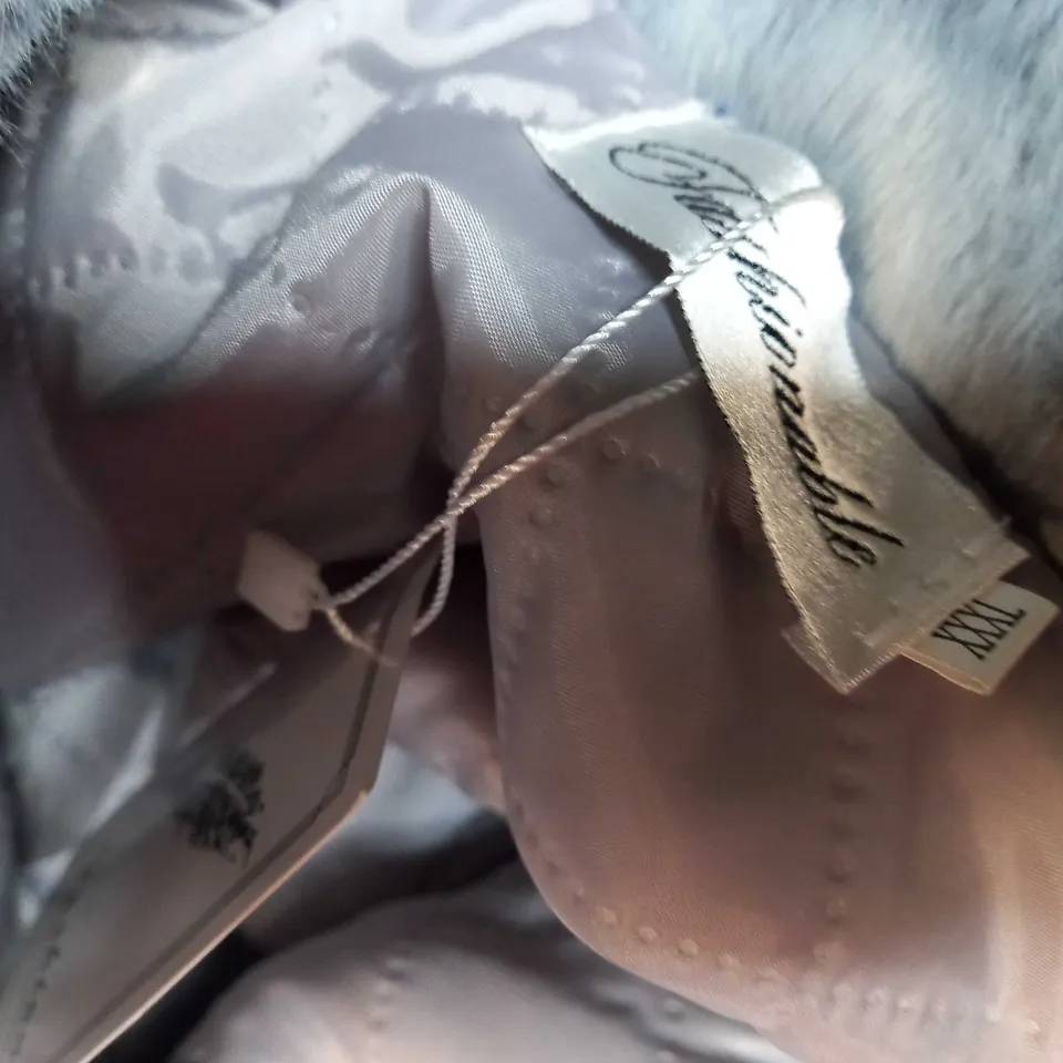 DESIGNER LOT OF APPROX 2 ITEMS - BLACK/SILVERFAUX FUR JACKETS