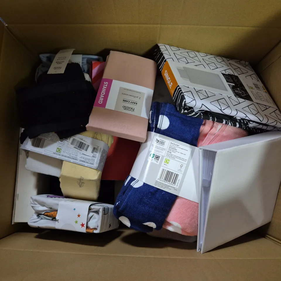 APPROXIMATELY 20 ASSORTED ITEMS TO INCLUDE BEACH TOWELS, BABY FITTED SHEETS, EASY CARE DUVET SET SINGLE, ETC