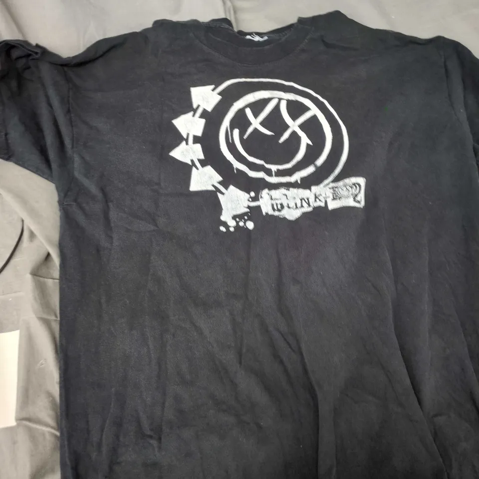 BLACK GRAPHIC T-SHIRT WITH CIRCULAR LOGO – BAND/ROCK TEE (