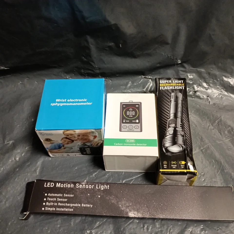 APPROXIMATELY 10 ASSORTED ELECTRICAL PRODUCTS TO INCLUDE FLASHLIGHT, LED SENSOR LIGHT, CARBON MONOXIDE SENSOR ETC
