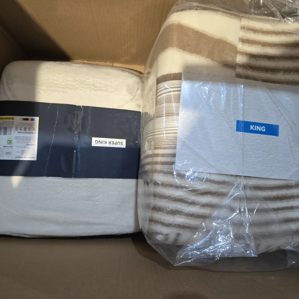 BOX OF APPROXIMATELY 4 ASSORTED BEDDING AND SOFT FURNISHING  ITEMS TO INCLUDE - FAUX FUR DUVET DOUBLE , TEDDY FLEECE DUVET SET ETC