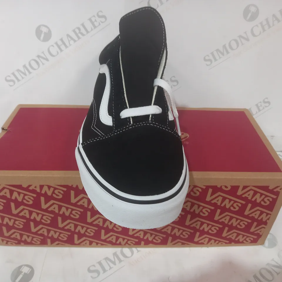 BOXED PAIR OF VANS OLD SKOOL SHOES IN BLACK/WHITE UK SIZE 9