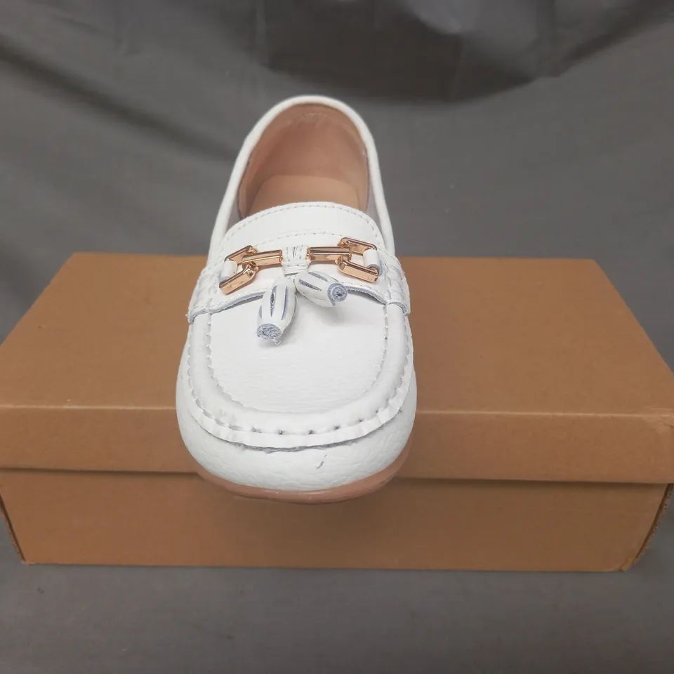 BOXED PAIR OF JO & JOE LOAFERS IN WHITE UK SIZE 6
