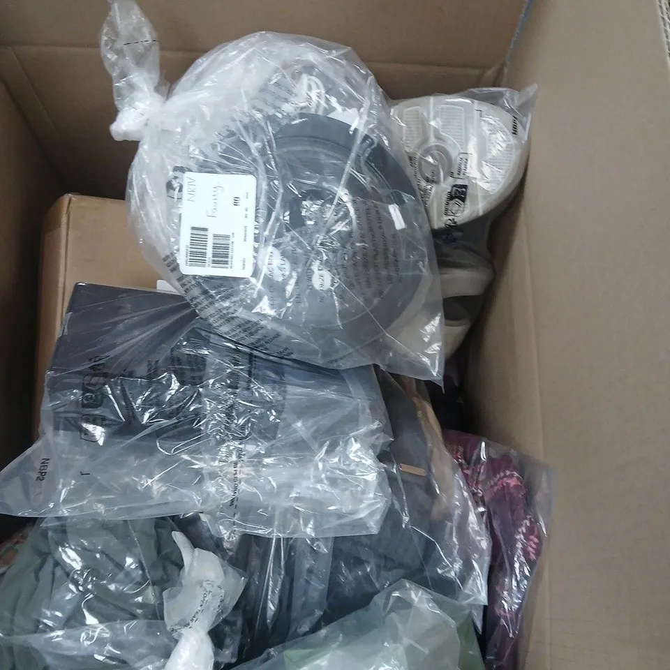 BOX OF APPROXIMATELY 20 ASSORTED HOUSEHOLD ITEMS TO INCLUDE DENIM AND CO CLOTHING