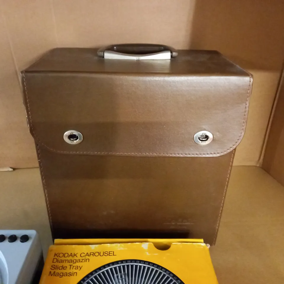 KODAK CAROUSEL S WITH SLIDE TRAY IN CASE