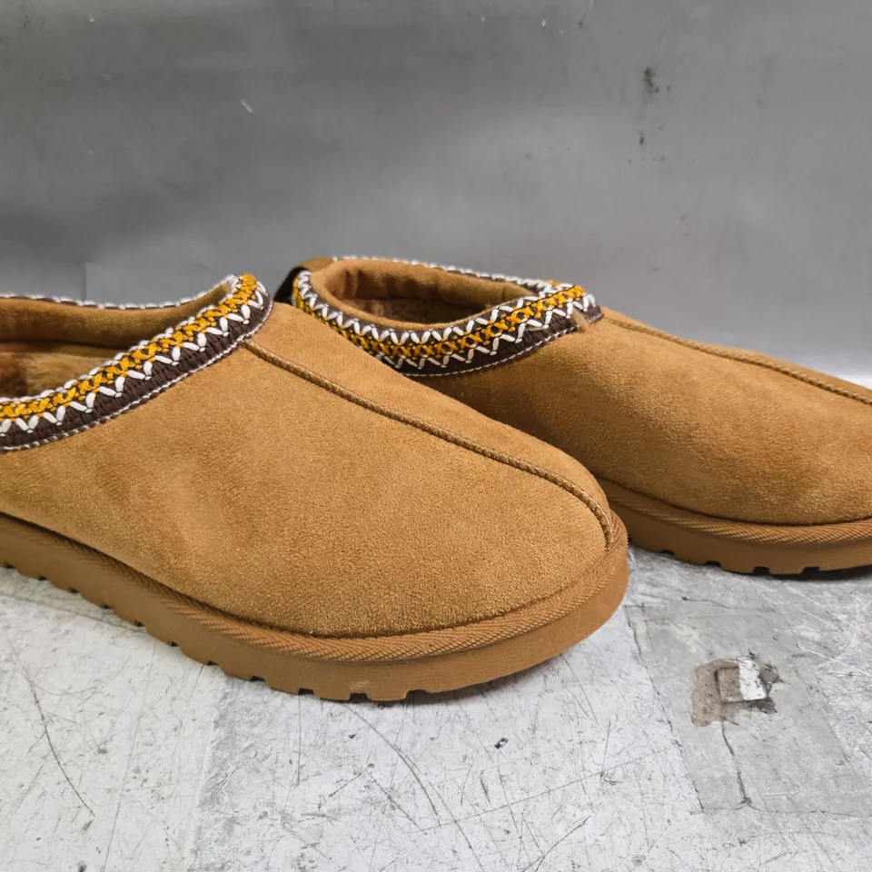 BOXED PAIR OF UNBRANDED SHOES IN TAN SIZE 8