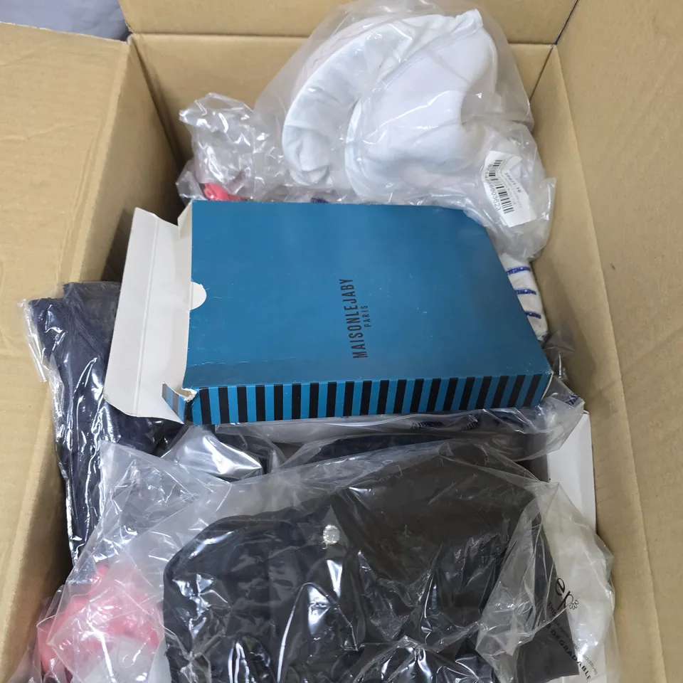 APPROXIMATELY 20 ASSORTED WOMEN'S CLOTHING PRODUCTS IN VARIOUS BRANDS TO INCLUDE ANITA, LISCA, PRIMA DONNA, GOSSARD, MAISONLEJABY ETC