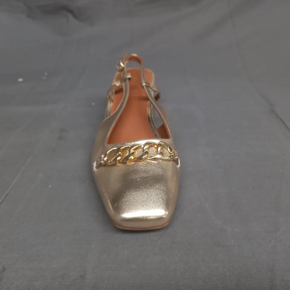 PAIR OF RIVER ISLAND HEELED PUMPS WITH GOLD CHAIN EMBELLISHMENT IN GOLD METALLIC SIZE UK 7