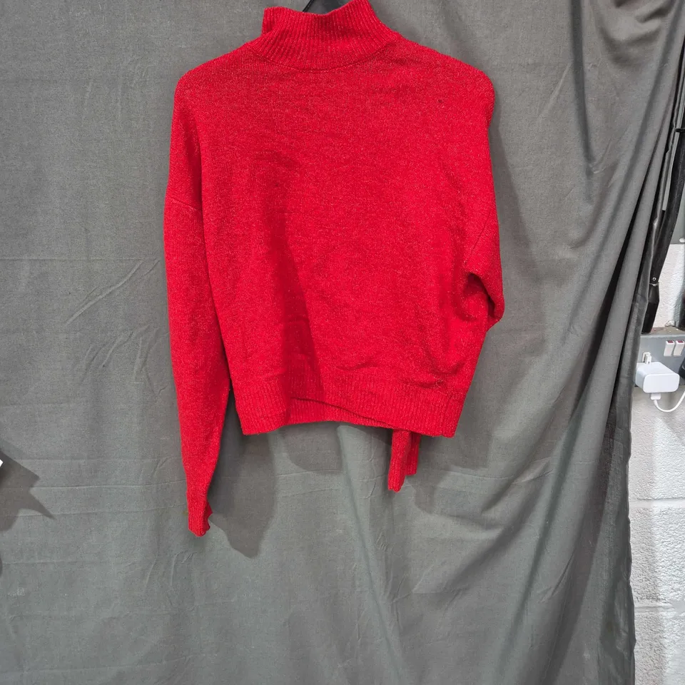 APROXIMATLY 25 ITEMS INCLUDING JUMPER, TSHIRT AND PANTS ECT