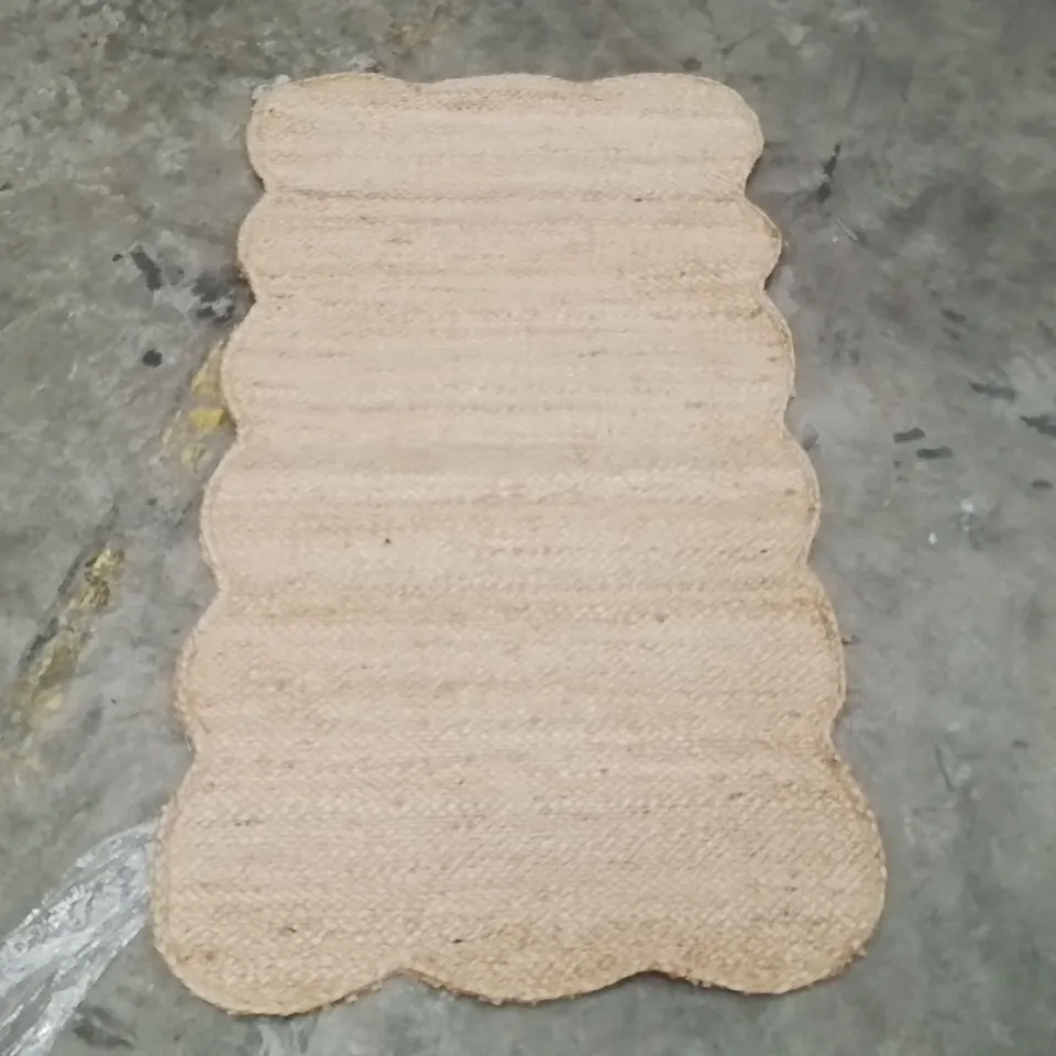 QUALITY DESIGNER AREA RUG - APPROXIMATELY 140X80CM
