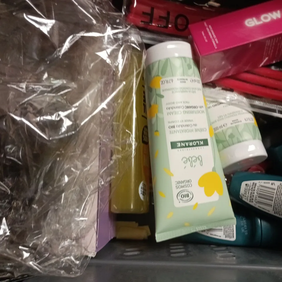 APPROXIMATELY 15 ASSORTED COSMETIC ITEMS INCLUDING VARIOUS MAKES AND BRANDS - COLLECTION ONLY