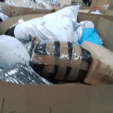 PALLET CONTAINING A LARGE QUANTITY OF PILLOWS
