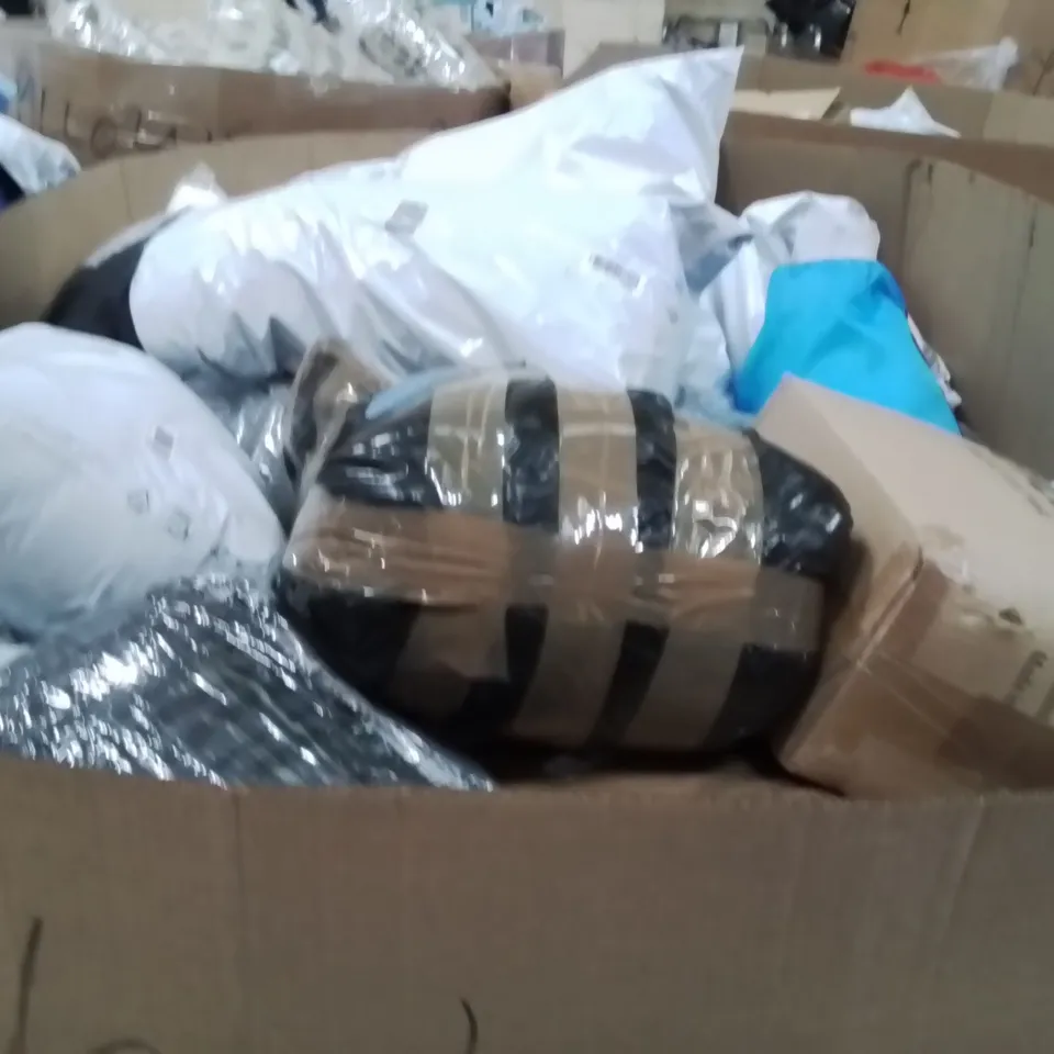 PALLET CONTAINING A LARGE QUANTITY OF PILLOWS