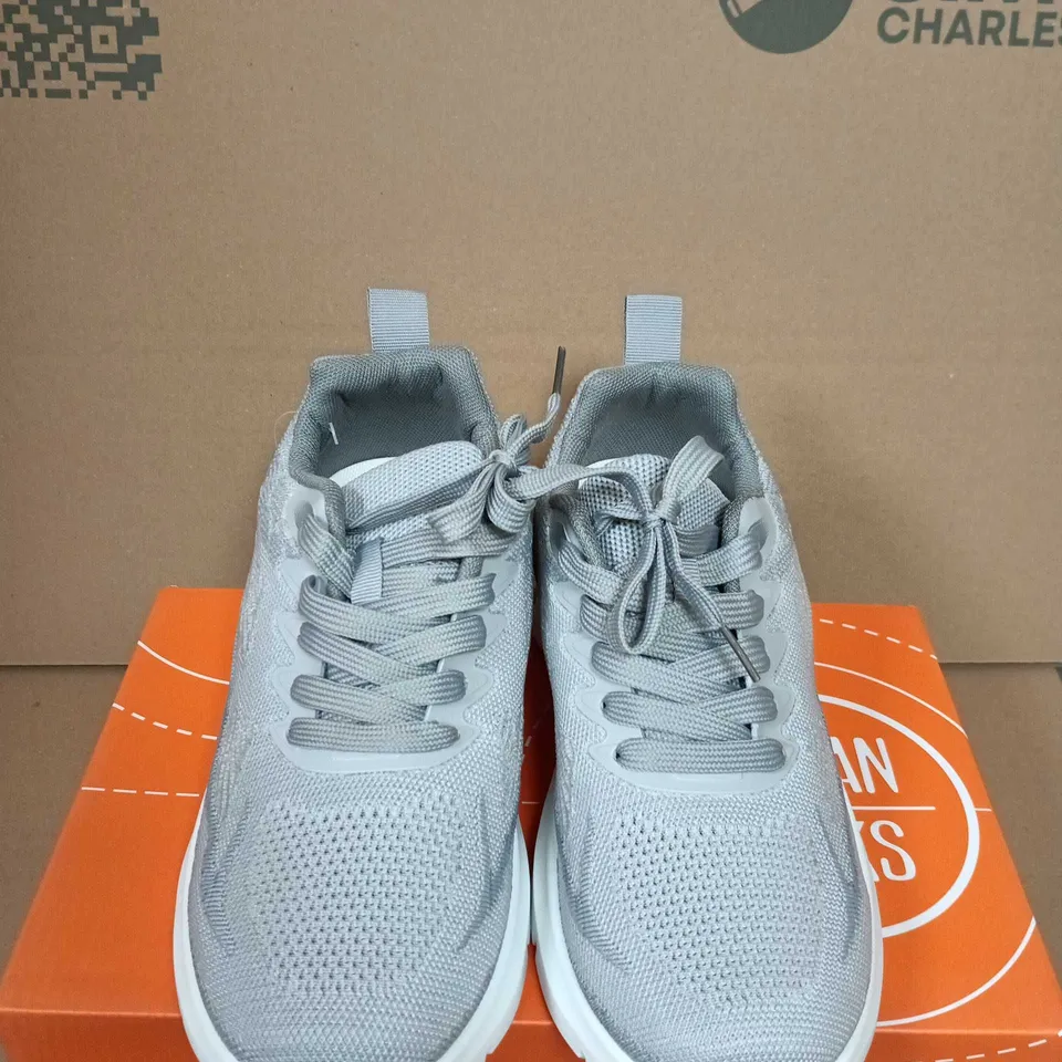 BOXED PIR OF URBAN JACKS JAVELIN GREY SNEAKERS – UK 6