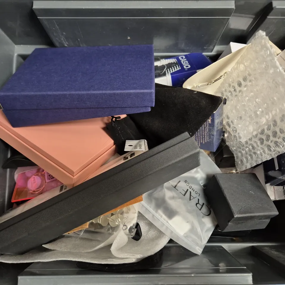 APPROXIMATELY 20 ASSORTED JEWELLERY & ACCESSORY ITEMS TO INCLUDE CASIO WATCH, FLOWER DANGLE EARRINGS, EVRY RINGS, ETC