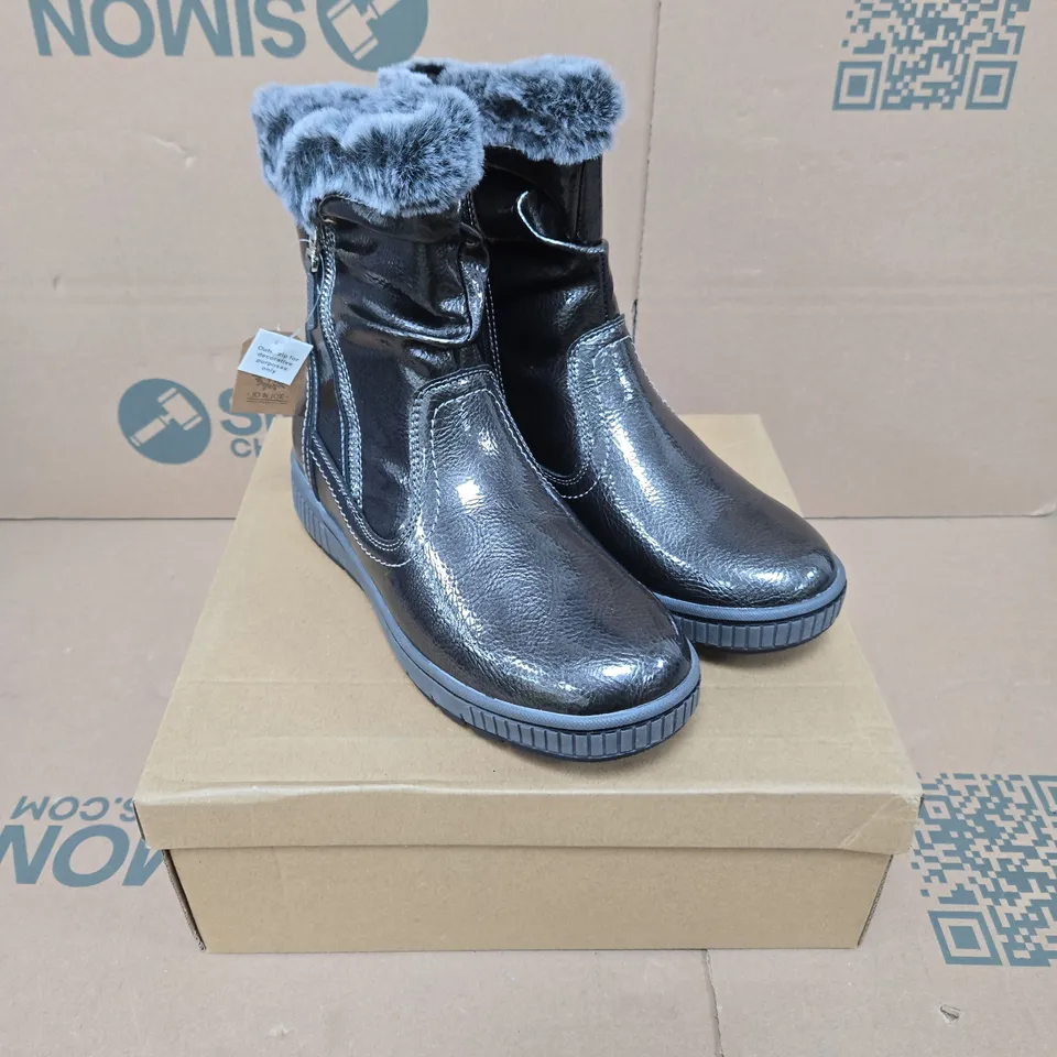 JO & JOE JADE BOOTS – PEWTER CRINKLE PATENT PU – SIZE 5