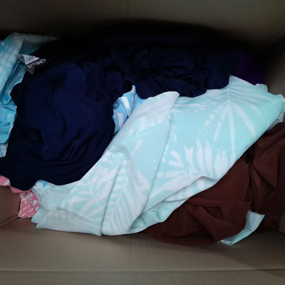 BOX OF APPROX 8 ASSORTED CLOTHING ITEMS TO INCLUDE - CARDIGAN , SHIRT 
