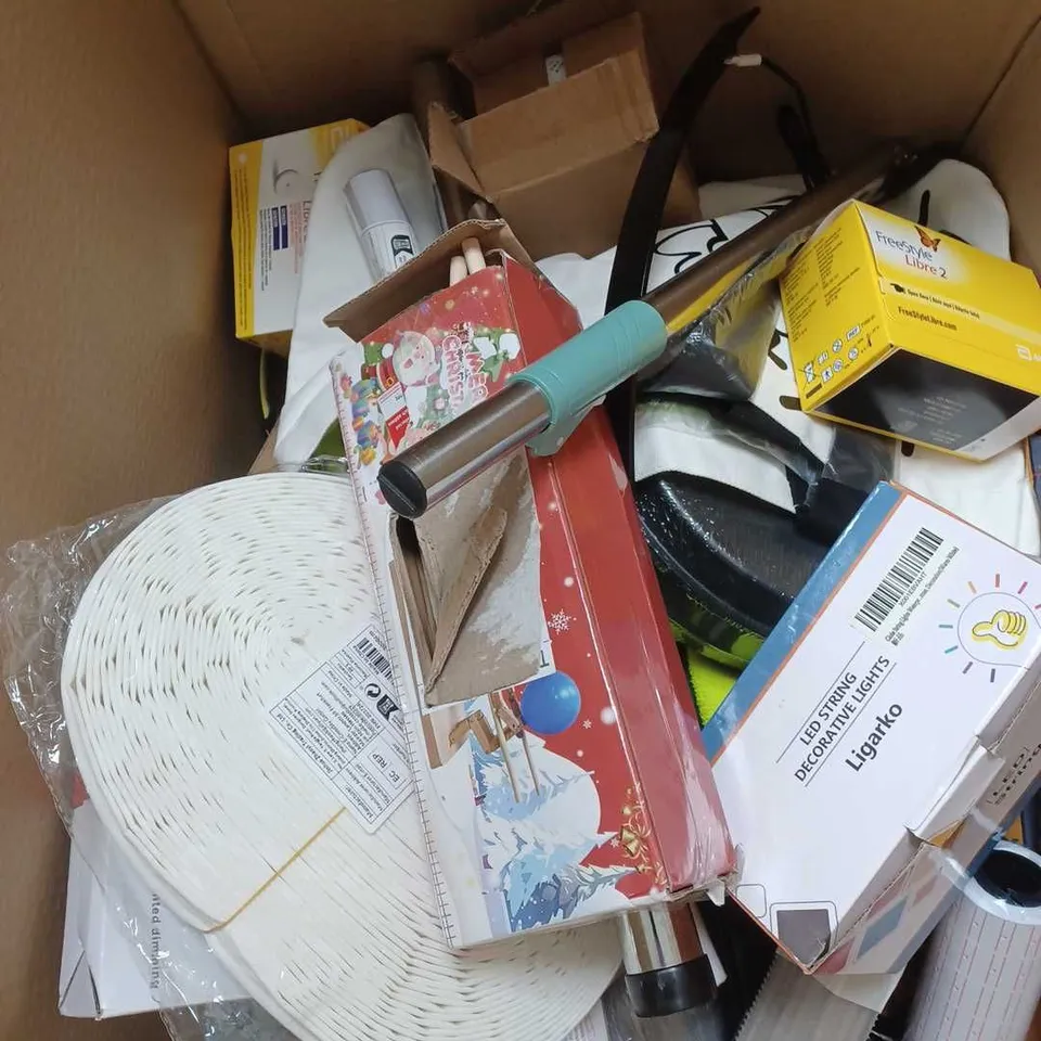 BOX OF APPROXIMATELY 20 ASSORTED HOUSEHOLD ITEMS TO INCLUDE GLASS CLOTH,  BIO BAGS FOR DOGS, KNIFE BLOCK ETC