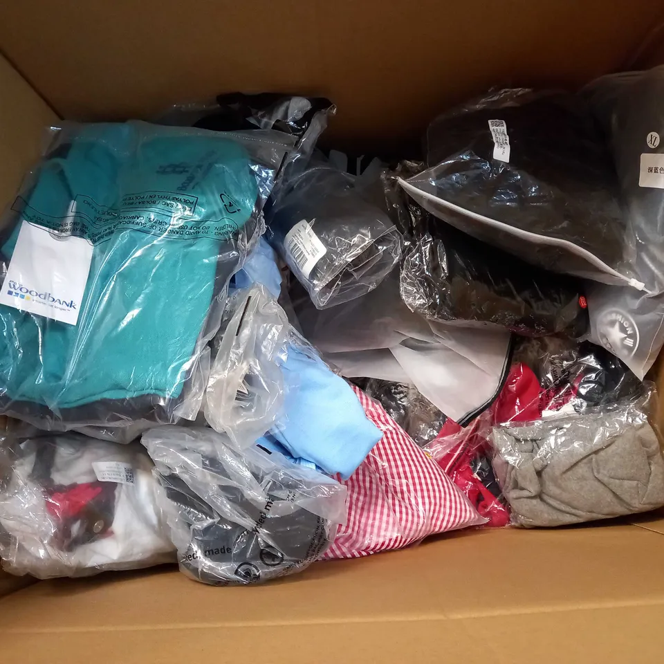 LOT OF APPROX 25 ASSORTED CLOTHING ITEMS VARYING IN SIZE/COLOUR/STYLE TO INCLUDE: TROUSERS, TOPS, DRESSES