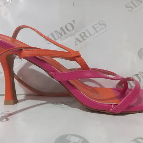 BOXED PAIR OF SIMPLY BE TOE POST MID HEEL SANDALS IN PURPLE/ORANGE UK SIZE 7