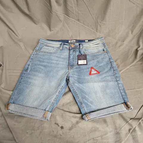 DUCK AND COVER ROLL HEM SHORTS IN STONE WASH SIZE 32W