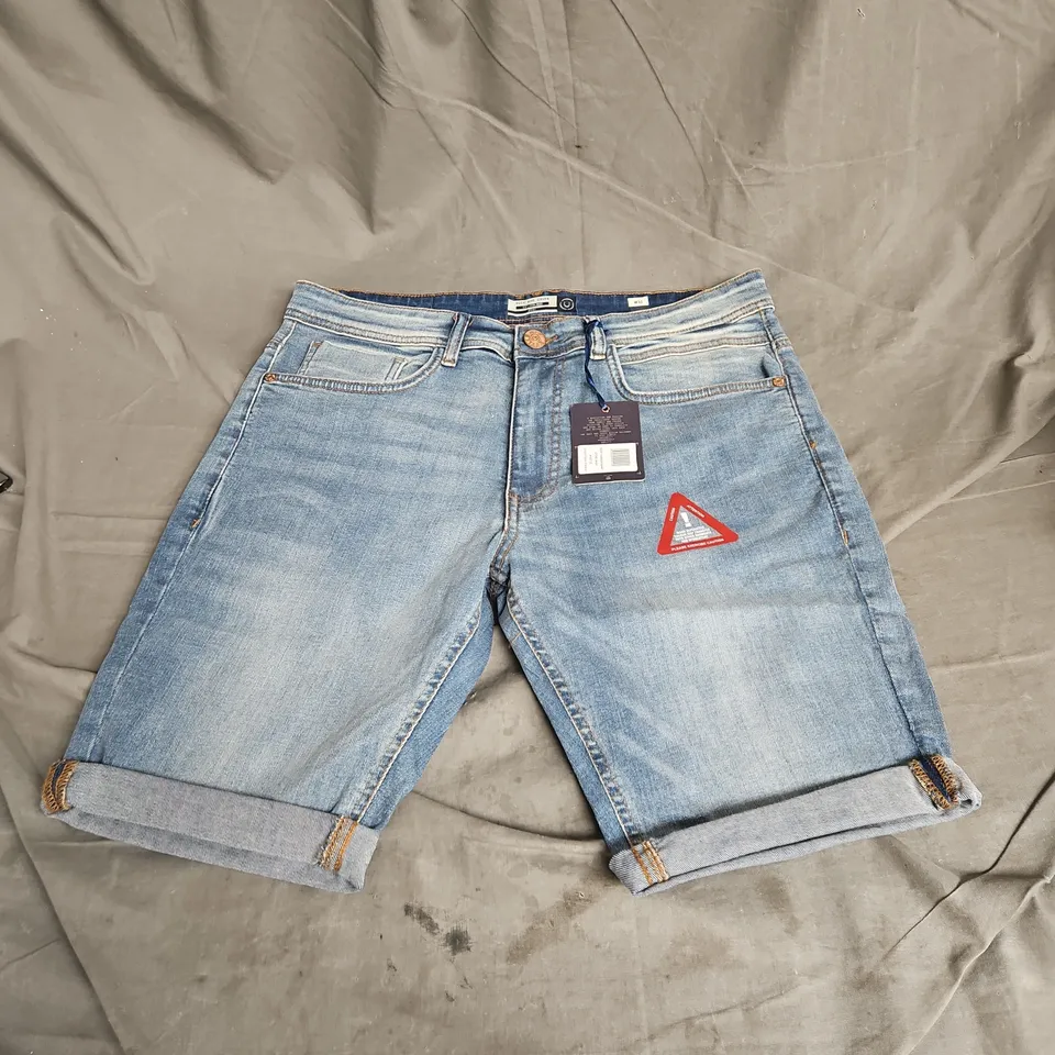 DUCK AND COVER ROLL HEM SHORTS IN STONE WASH SIZE 32W