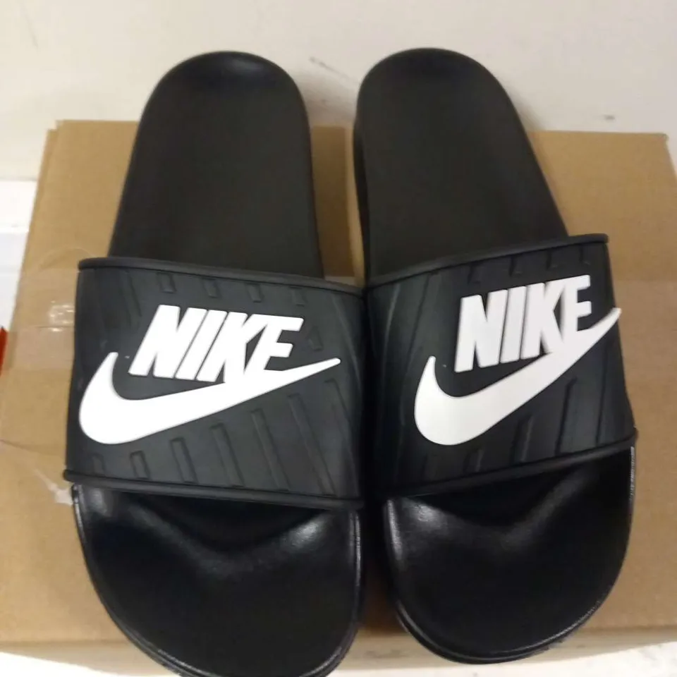 NIKE SLIDERS SIZE 41