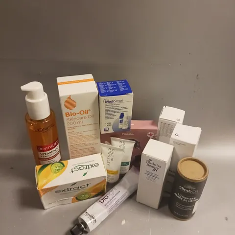 BOX OF APPROXIMATELY 15 COSMETIC ITEMS TO INCLUDE - BUDDHA BEAUTY SALICYLIC ACID SKIN SERUM - PHILIP KINGSLEY SHAMPOO - BIO-OIL SKINCARE OIL ETC 