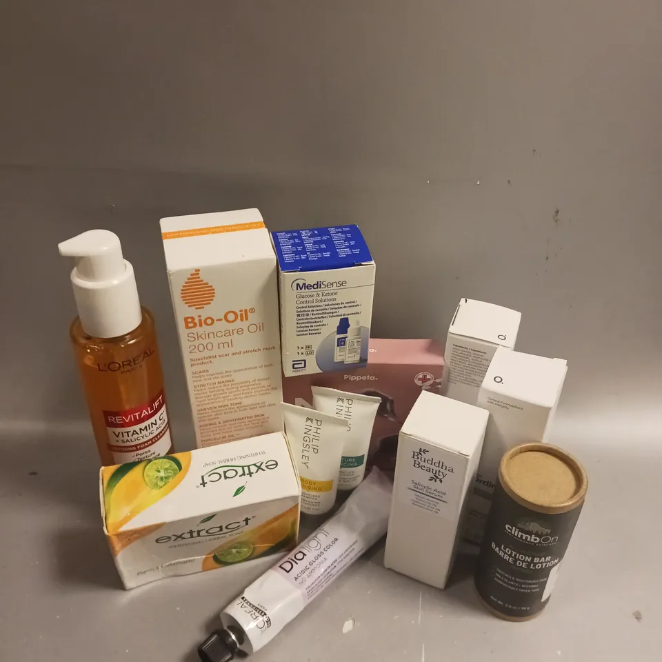 BOX OF APPROXIMATELY 15 COSMETIC ITEMS TO INCLUDE - BUDDHA BEAUTY SALICYLIC ACID SKIN SERUM - PHILIP KINGSLEY SHAMPOO - BIO-OIL SKINCARE OIL ETC 