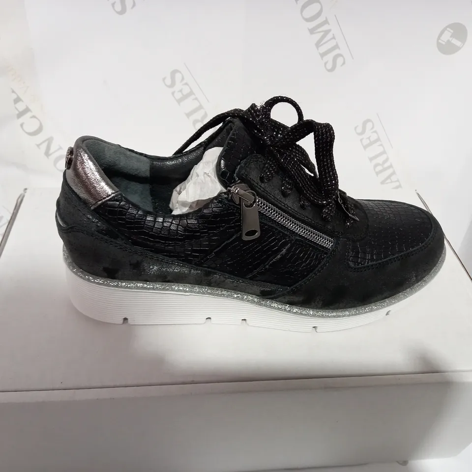 BOXED PAIR OF MODA BLACK SNAKE PRINT TRAINERS - SIZE 4