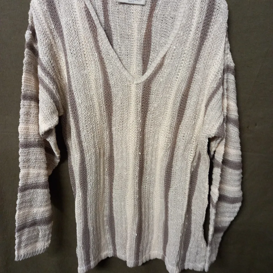 LOT OF 19 BRAND NEW V-NECK JUMPERS IN NATURAL STRIPE - VARIOUS SIZES