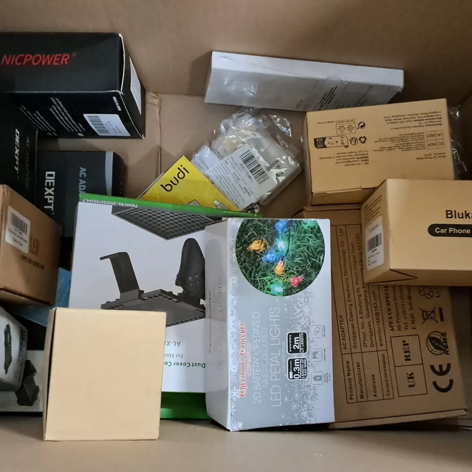 LOT OF APPROXIMATELY 25 ITEMS TO INCLUDE GLOBE STRING LIGHTS, WIRELESS CHARGER STAND AND LED CONTROLLER 