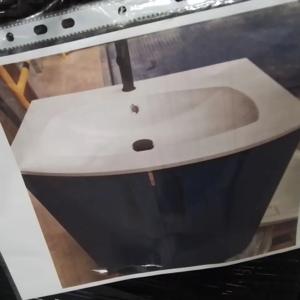 PALLET OF ASSORTED BATHROOM CABINETS AND FITTINGS 