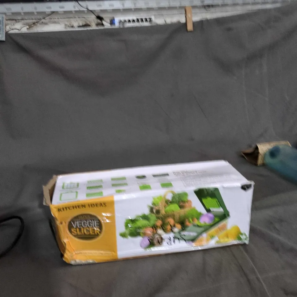 BOX OF APPROXIMATELY 20 ASSORTED HOUSEHOLD ITEMS INCLUDING KIPRUN BOTTLE , VEGGIE SLICER AND SHO PACTO