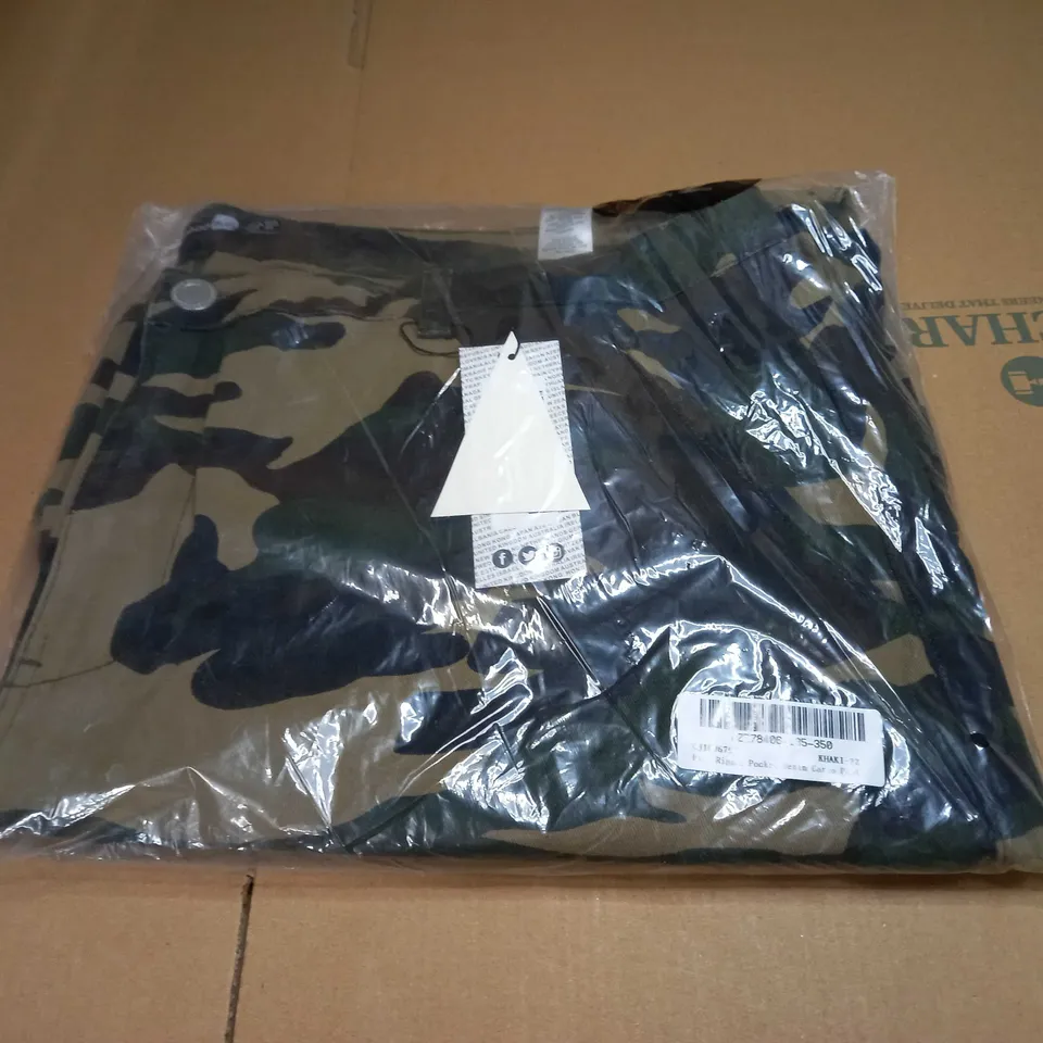 BOOHOO PLUS RIPPED POCKET DENIM CARGO PANTS - SIZE 22