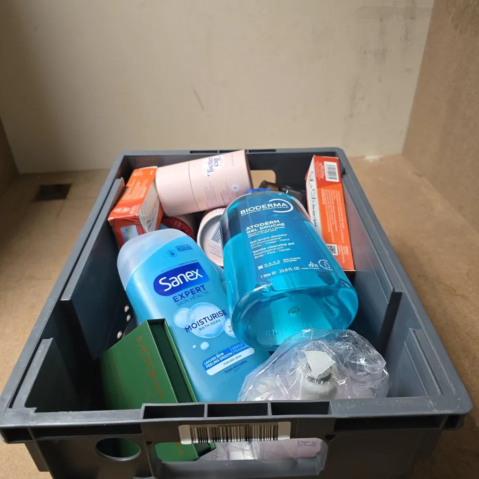 TOTE OF APPROXIMATELY 20 ASSORTED COSMETIC ITEMS TO INCLUDE BETTER CUP, SANEX, TRESEMME, BIODERMA ETC