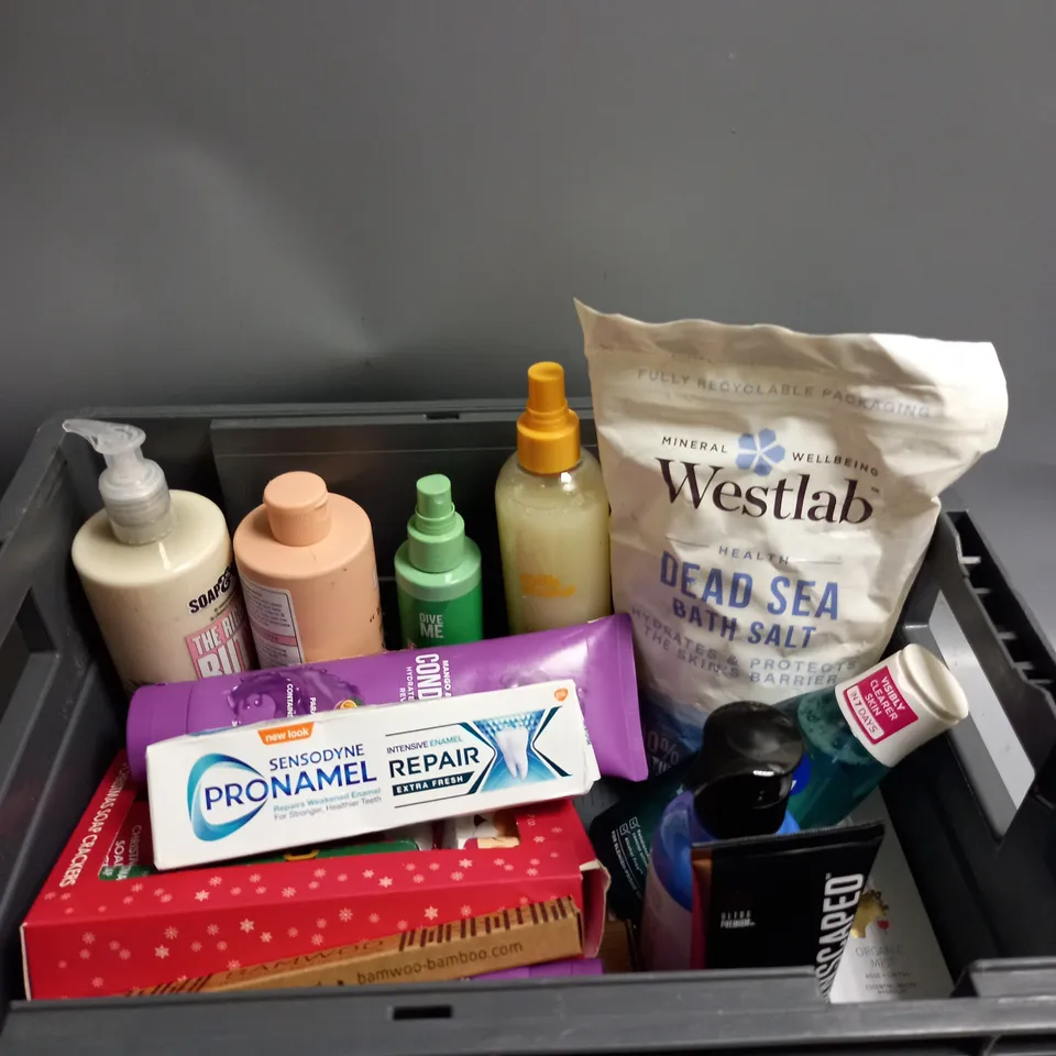 BOX OF APPROXIMATELY 20 COSMETIC ITEMS TO INCLUDE - MANSCAPED - WESTLAB BATH SALTS - SENSODYNE DENTAL CARE - ETC 